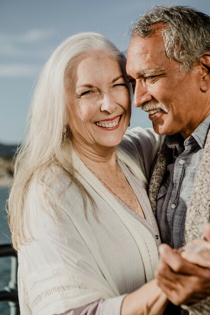 Allegra coppia di anziani che balla sul molo di Santa Monica