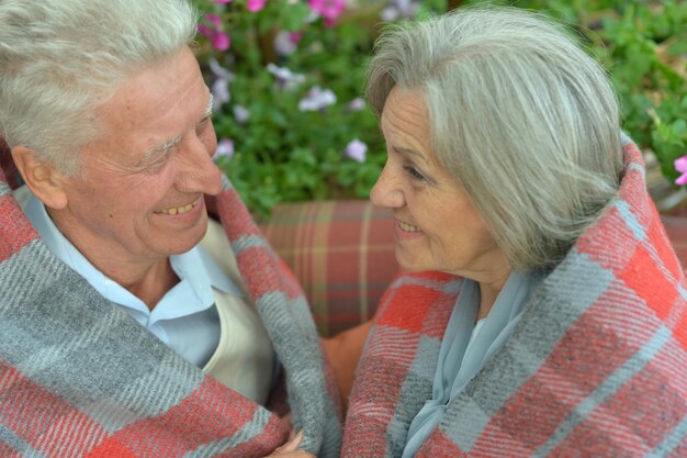 Allegra coppia senior a casa sulla terrazza