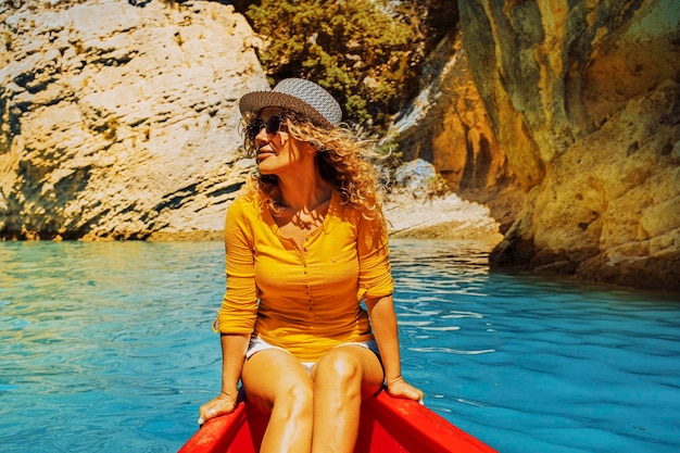 Allegra donna adulta attraente sorridere e godersi il viaggio in canoa jayaj viaggio su un fiume blu in un canyon Turismo e attività ricreative all'aperto nuova vacanza estiva persone stile di vita