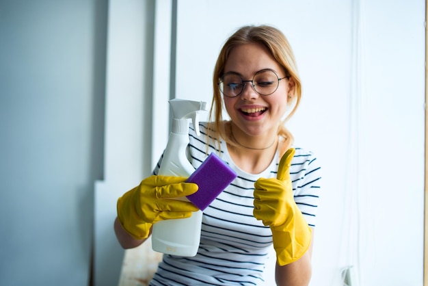 Allegra donna delle pulizie in guanti di gomma per la pulizia degli strumenti interni di servizio