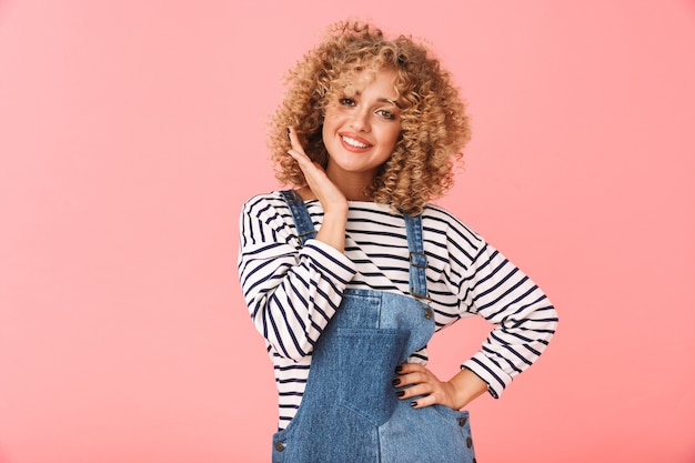 Allegra giovane donna con i capelli ricci che indossa abiti casual, alla ricerca