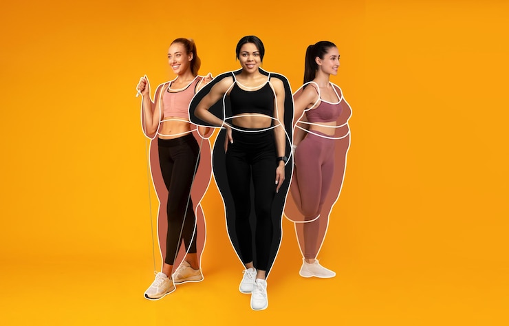Foto allegre e snelle giovani atlete europee arabe e nere in abbigliamento sportivo da donna in sovrappeso disegnate in giro