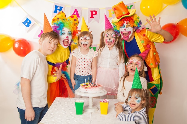 Allegri pagliacci emotivi in vacanza con i bambini spengono la torta