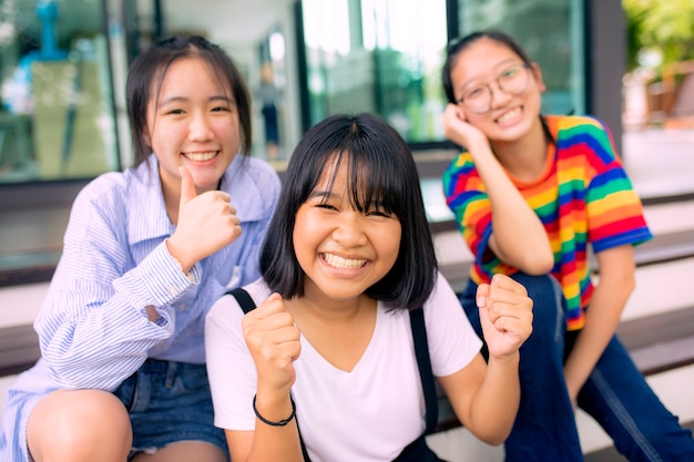 Allegro adolescente asiatico a scuola bulding