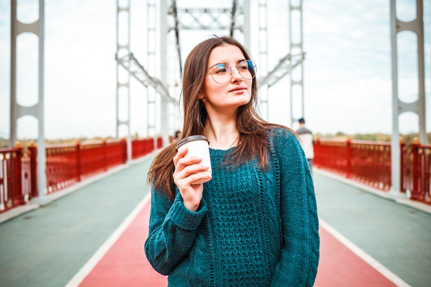 Allegro amante del caffè che cammina sulla strada