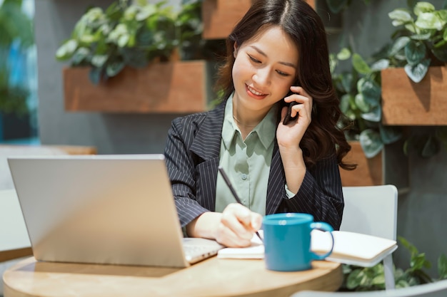 Allegro giovane imprenditrice lavorando presso la caffetteria