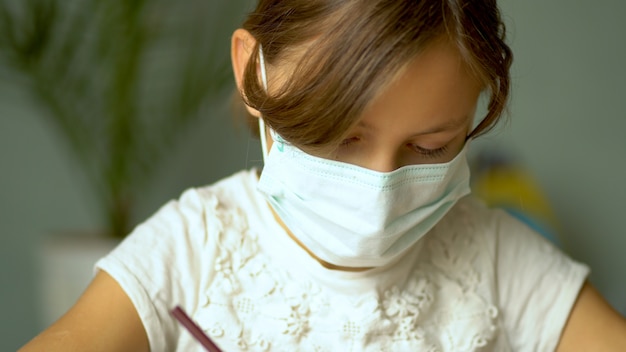 Allenamento a casa durante il periodo di quarantena del coronavirus Covid19.