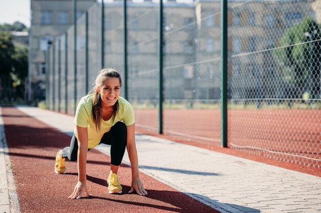 Allenamento attivo sul campo rosso.