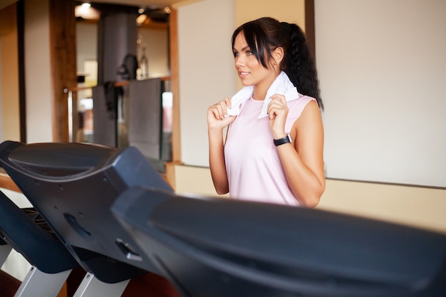 Allenamento cardio Donne in forma in esecuzione su tapis roulant facendo allenamento cardio in una palestra, concetto di stile di vita sano