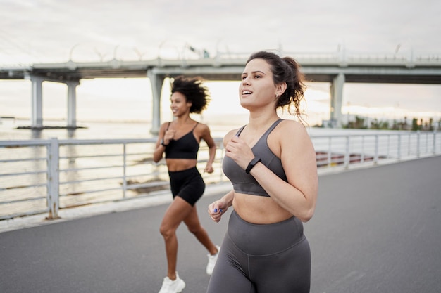 Allenamento cardio per corridori femminili e maschili per strada I giovani amano uno stile di vita sano