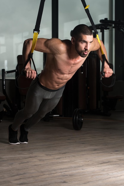 Allenamento con cinghie Trx