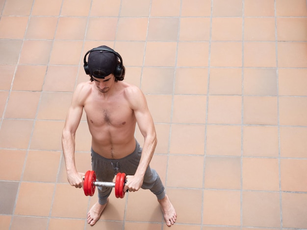 Allenamento con i pesi del giovane