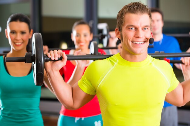 allenamento con i pesi in palestra con manubri