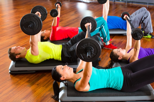 allenamento con i pesi in palestra con manubri