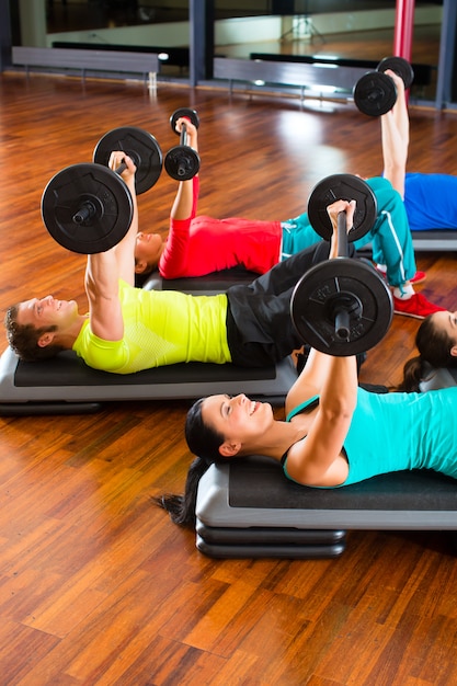 allenamento con i pesi in palestra con manubri