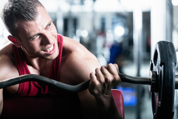 Allenamento con manubri in palestra