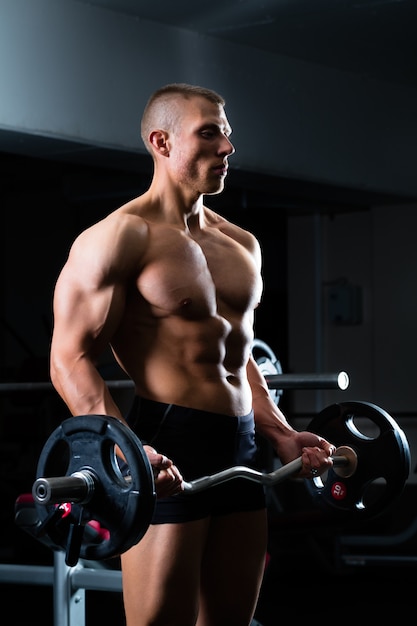 Allenamento con manubri in palestra