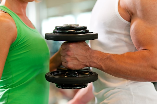 Allenamento con manubri in palestra