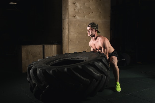 Allenamento dei pneumatici in palestra