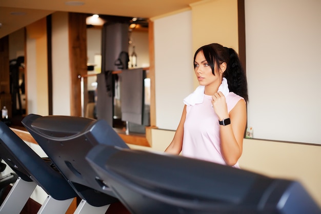 Allenamento della giovane donna in palestra