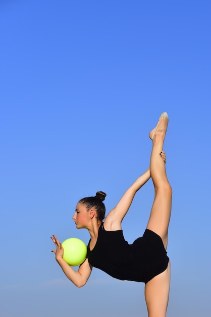 Allenamento della ragazza su sfondo blu cielo