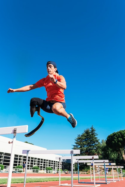 Allenamento di atleta uomo disabile con protesi di gamba. Concetto di sport paralimpico.