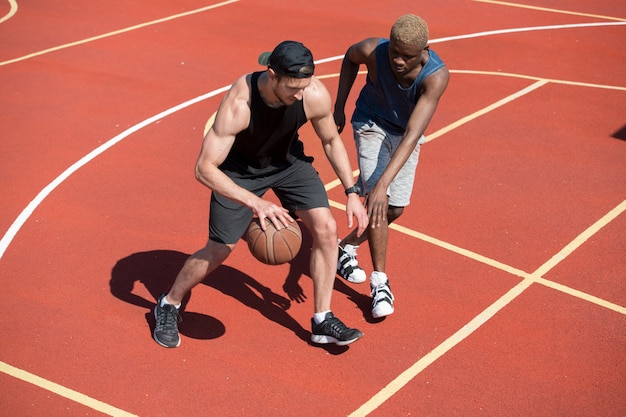 Allenamento di basket all'aperto