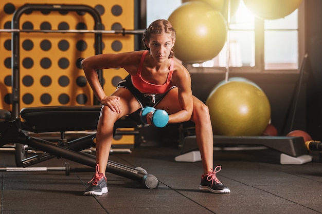 Allenamento di body building in palestra