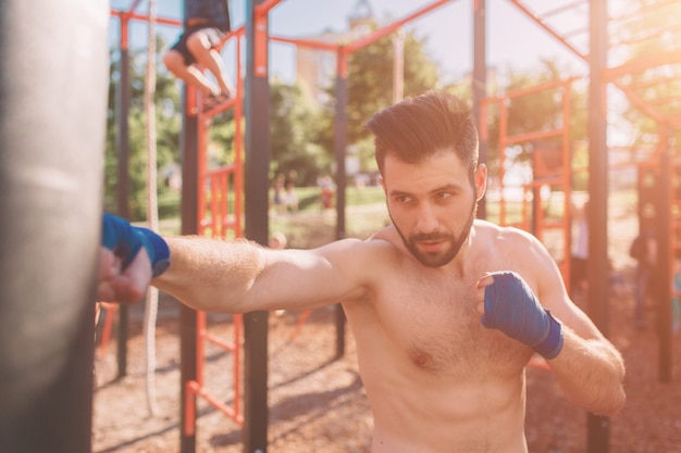 Allenamento di boxe giovane