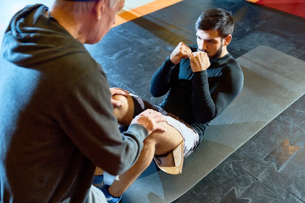 Allenamento di combattente con il suo allenatore