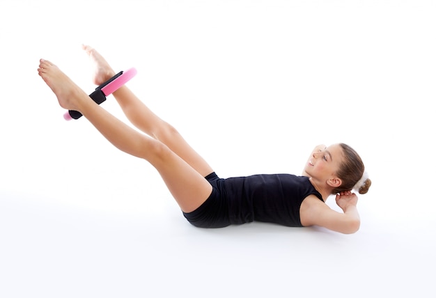 Allenamento di esercizio della ragazza del bambino dell&#39;anello di yoga dei pilates di forma fisica