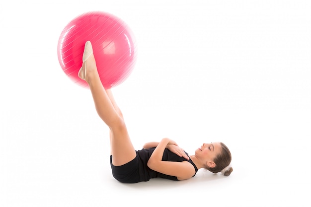 Allenamento di esercizio della ragazza del bambino della sfera svizzera di fitball di forma fisica