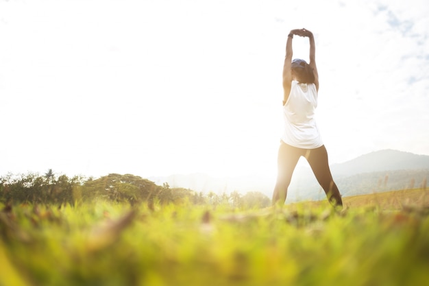 Allenamento di fitness donna atleta esercizio stretching prima di fare jogging