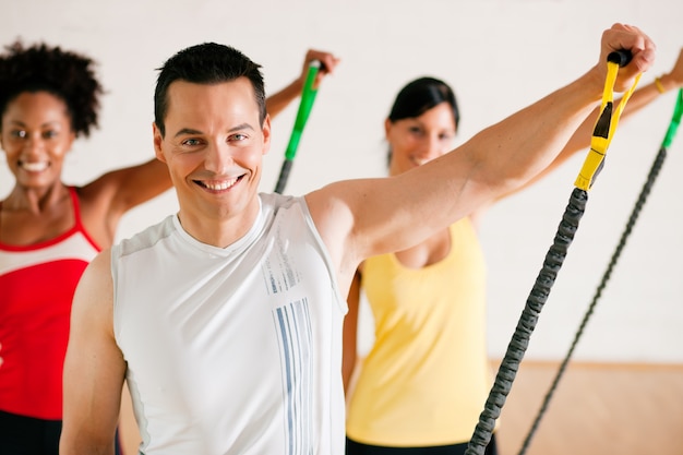 Allenamento di ginnastica in palestra