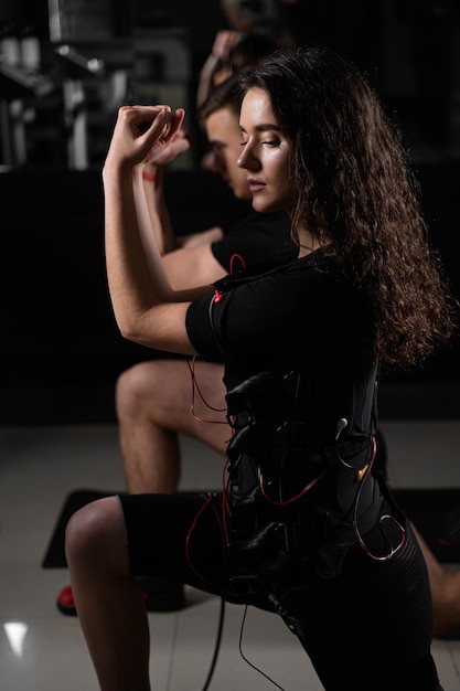 Allenamento di gruppo EMS per due uomini e donne in palestra