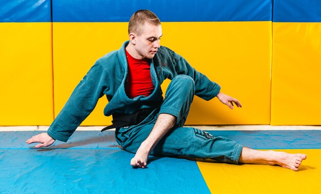 Allenamento di jiujitsu brasiliano e grappling per uomini in una palestra di autodifesa