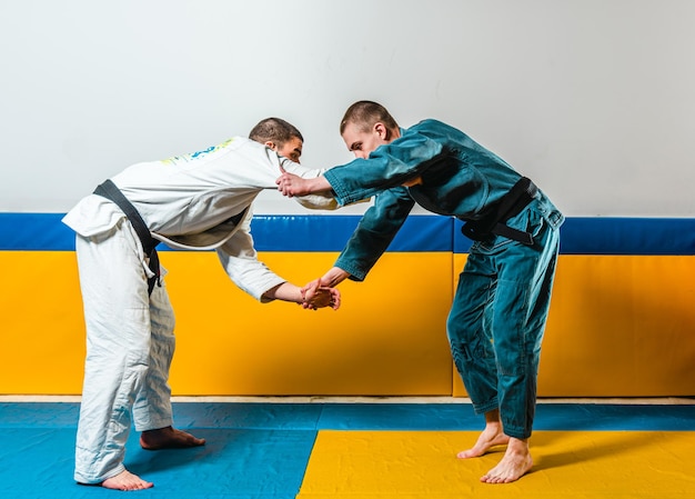 Allenamento di jiujitsu brasiliano e grappling per uomini in una palestra di autodifesa