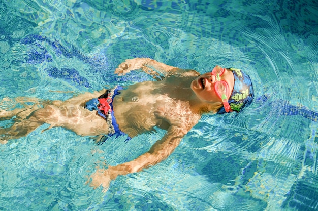 Allenamento di nuoto per bambini in piscina