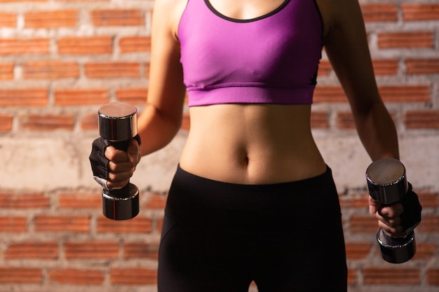 Allenamento di una bella ragazza sportiva in palestra