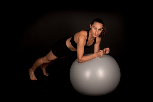 Allenamento donna su fitball palla grande