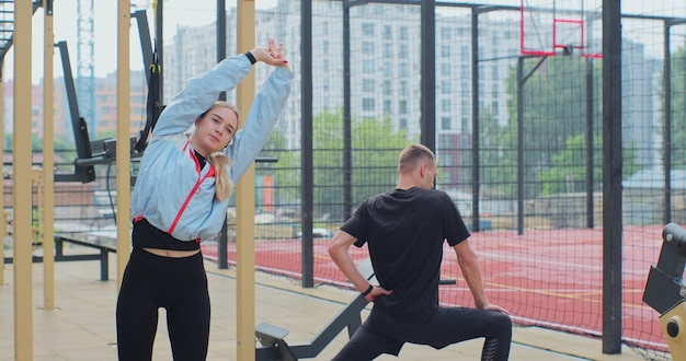 Allenamento e allenamento uomo e donna su un campo sportivo all'aperto Concetto di stile di vita sano