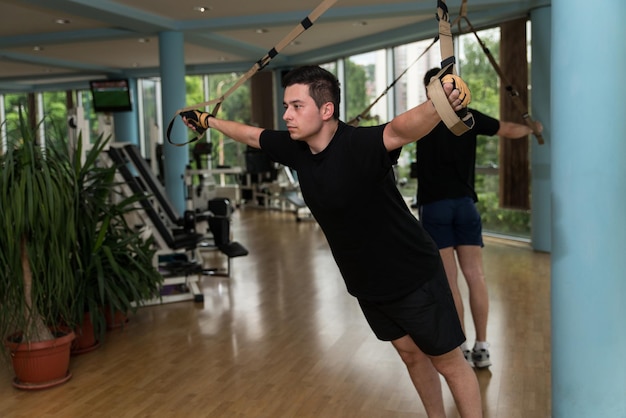 Allenamento fitness funzionale in palestra sportiva con allenamento in sospensione Trx