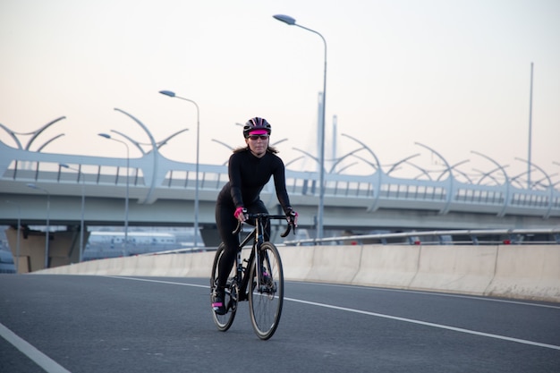 Allenamento in bicicletta all'alba in città