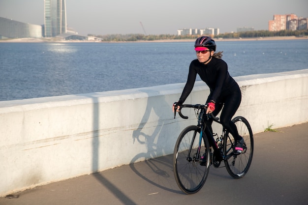 Allenamento in bicicletta in una splendida posizione