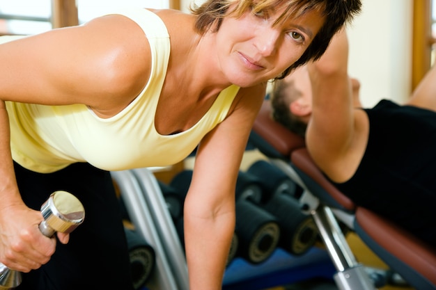 Allenamento in palestra con manubri