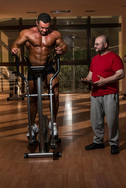 allenamento in palestra dove il partner dà incoraggiamento