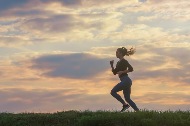 Allenamento mattutino della donna in esecuzione. Corridore femminile. Jogging