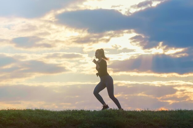 Allenamento mattutino della donna in esecuzione. Corridore femminile. Jogging