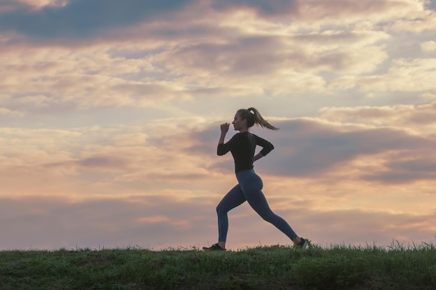 Allenamento mattutino della donna in esecuzione. Corridore femminile. Jogging