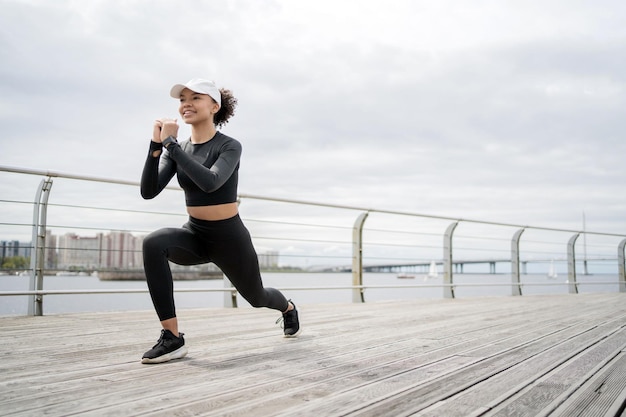 Allenamento millenario donna atletica sicura per strada esercizi attivi in abbigliamento sportivo